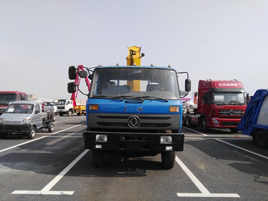東風153小三軸隨車吊